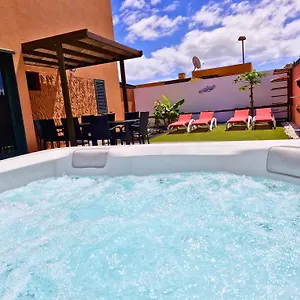 Sunrise Surf House, Big Garden, Hot Tub, Parking, Super-fast Free Wi-fi Сasa de vacaciones